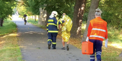 Muž uvízl po prsa v bahně, z rybníka ho museli vytáhnout hasiči