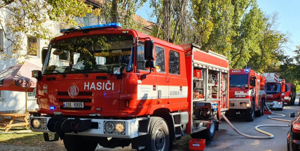 V příbramské ubytovně se ozvala detonace a začalo hořet. Sedm osob museli záchranáři evakuovat