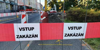 Řidiči kritizují dobu výstavby autobusového zálivu v ulici Čs. armády