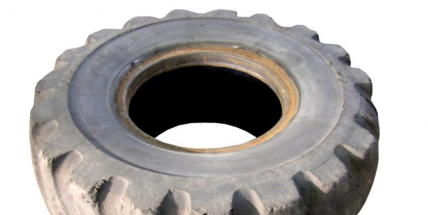 Poškodil svůj vůz o ležící pneumatiku