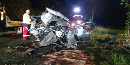 Náraz do stromu sešrotoval auto, řidič zemřel na místě