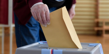 Volby podle průzkumů opět vyhraje ANO před koalicí Spolu