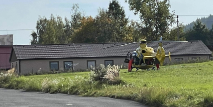 Sražený chodec a pád dítěte z výšky. Na Sedlčansku přistával během neděle dvakrát vrtulník