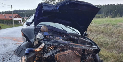 V Podlesí přetočil řidič Seat přes střechu, zranil se lehce