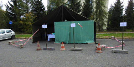 Voliči v karanténě mohou dnes využít drive-in stanoviště u heliportu příbramské nemocnice