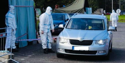 Hlasování z auta v Příbrami využilo pět lidí v karanténě