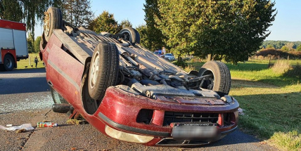 Řidička u Martinic přetočila auto na střechu, nedostala přednost v jízdě