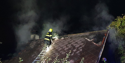 Hasiči v Rožmitále likvidovali požár garáže, hrozilo rozšíření ohně na rodinný dům