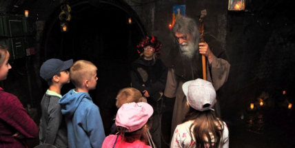 Kam o víkendu s dětmi? Na karneval a pohádkovou procházku podzemím