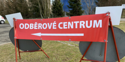 Ve středu přibylo 1497 případů covidu, v nemocnicích je více než 400 lidí