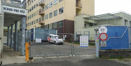 Příbramská nemocnice je stále bez Covidu, kvůli stavbě uzavřela jeden vchod