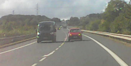 Policisté hledají svědky riskantního předjíždění na výjezdu z Příbrami