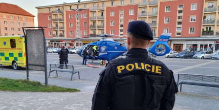 Na náměstí v Příbrami přistál vrtulník. Přiletěl pro ženu, která se pokusila skokem z okna spáchat sebevraždu