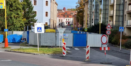 Stavbu v Dlouhé ulici komplikuje nestabilní podloží