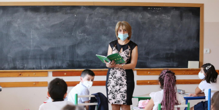 Neočkovaní učitelé budou muset mít ve výuce respirátory