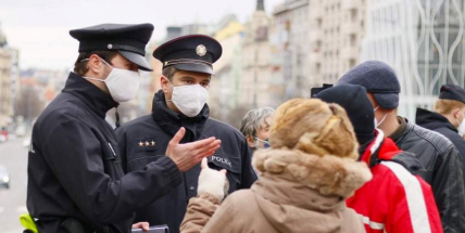Vláda zvažuje posílení pravomocí policie v kontrole covidových opatření