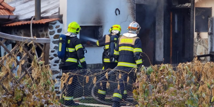 V Rožmitále hoří rodinný dům, zasahují čtyři hasičské jednotky