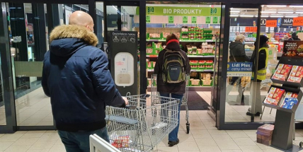 Lidé 28. října na státní svátek ve velkých obchodech nenakoupí