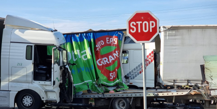 U Letů se srazily tři nákladní vozy, tři zranění