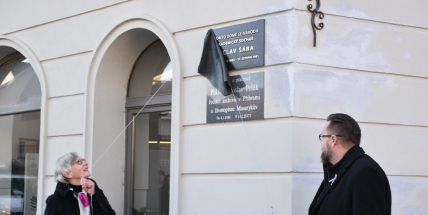 Pamětní deska na rodném domě Václava Šáry byla odhalena