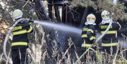 U Rosovic pohltily plameny chatu, hasiči vyhlásili druhý stupeň poplachu