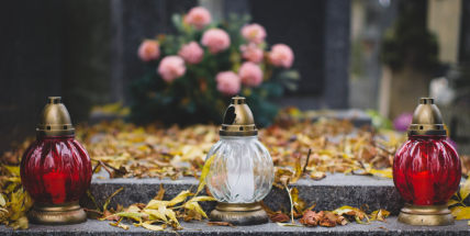 Kvůli Dušičkám lze o víkendu čekat rušnější silnice i hřbitovy