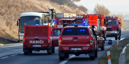 Autobus, který převážel děti na hokejový zápas, začal hořet. Naštěstí se všechny podařilo včas zachránit