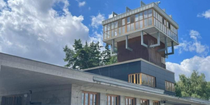 Rodiny politických vězňů vysadí u Památníku Vojna Alej svobody