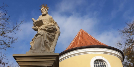 Sochy svatých v Dobříši podle pověsti předpovídají konec světa