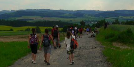 Řidič těžce zranil jednu z účastnic pochodu Praha-Prčice