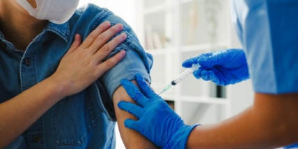 Středočeský kraj nabízí firmám očkovací týmy. Lidé by se mohli nechat naočkovat v práci