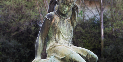 Díky plastikám zvířat se maminka mohla oprostit od oficiálního umění, říká dcera autorky Dívky s žábou