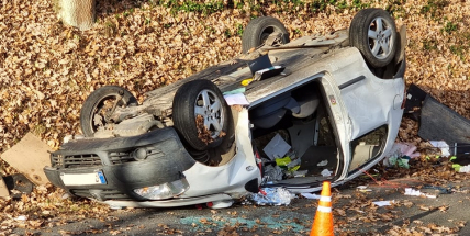 U Petrovic skončilo auto na střeše, řidiče museli vyprostit