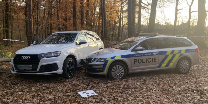 Pražští policisté vystřelili na kradené auto, které srazilo jednoho z nich