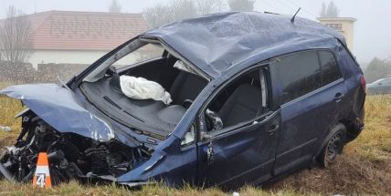 Na Příbramsku přetočil řidič auto přes střechu, nehodu nepřežil