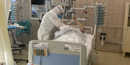 Ve čtvrtek přibylo potřetí v týdnu přes 10.000 nakažených covidem