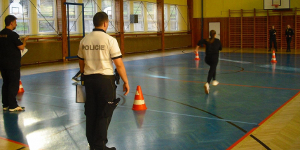 Studenti čtvrtých ročníků středních škol se zapojili do sportovně charitativní akce Přes bariéry s policií