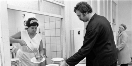 Mléko v sáčku a máslo, které nešlo namazat. Vzpomínáte na jídlo před revolucí?