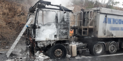 Dálnici D4 u Mníšku pod Brdy uzavřel požár nákladního auta