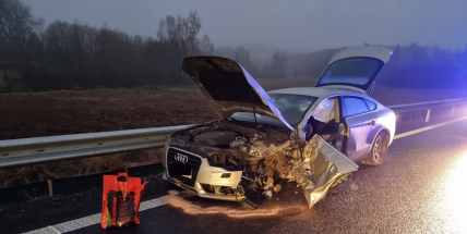 Strakonickou silnici uzavřel střet dvou aut, jeden z řidičů byl opilý