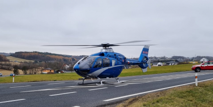 Pro zraněnou ženu spěchal vrtulník. Policisté silnici na výjezdu z Příbrami uzavřeli