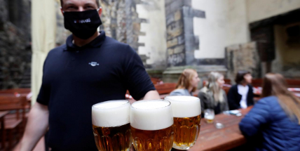 Zásadní restrikce pro neočkované: Testování ve firmách, do restaurace zákaz