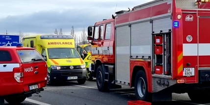 U Skalky uzavřela silnici nehoda dodávky s náklaďákem, jeden zraněný