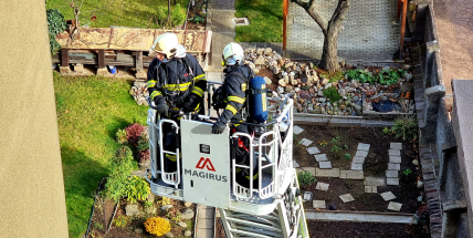 Hasiči procvičují zásahy při simulovaných požárech výškových budov