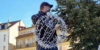 Vánoční strom v centru Příbrami se zdobí. Rozsvícen bude v neděli