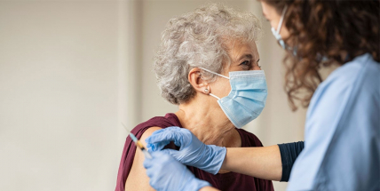 Vládní rada podpořila návrh, aby se povinně očkovali lidé nad 60 let