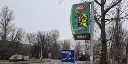 Benzin je o devět korun na litru dražší než před rokem