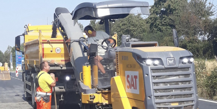 Stavbaři opraví státní silnici 18 u Bohutína na Příbramsku