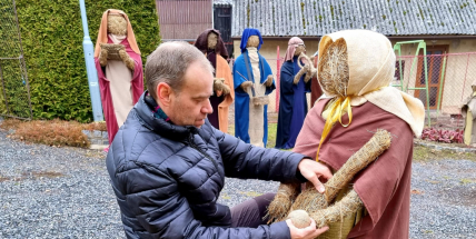 Nejpočetnější betlém ze sena v životní velikosti bude v Čenkově dokončen již o víkendu