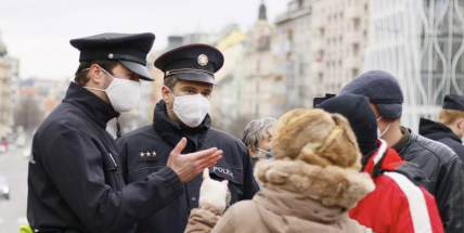 Policisté budou namátkově kontrolovat otvírací dobu hospod i zákaz pití alkoholu